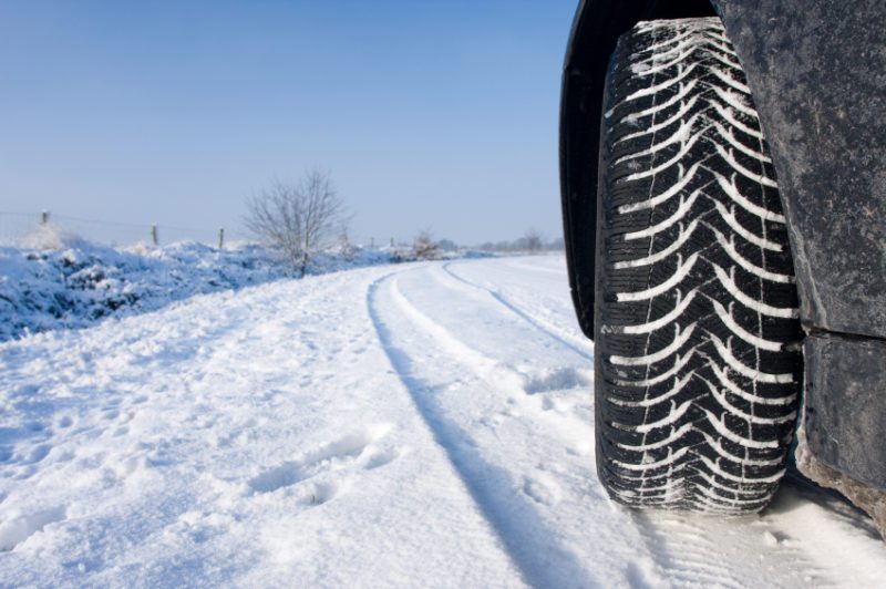 Les Pneus neige améliorent la traction sur la neige et la glace en hiver