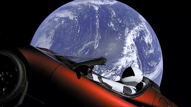 Scaphandre dans la voiture de sport rouge Tesla d'Elon Musk qui a été lancé dans l'espace