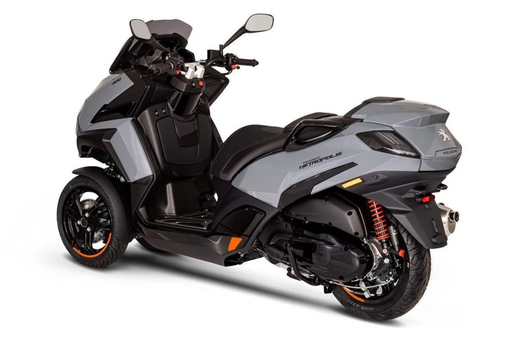 Faut-il un scooter à 3 roues ou une voiture citadine ?